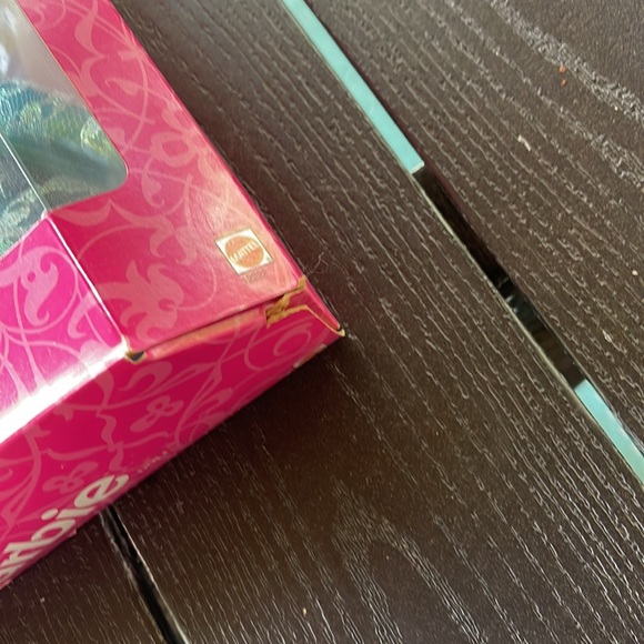 NRFB Toys R Us Emerald Elegance Barbie Doll. - Picture 14 of 14